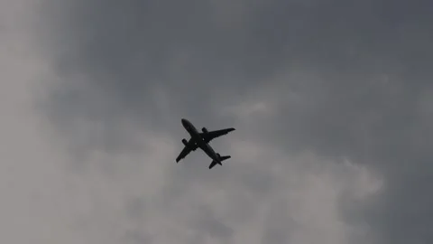 An airplane flying overhead 4k 25fps video Stock Footage 281115569