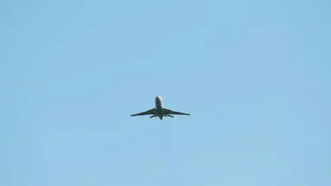 Airplane Flying Overhead in Clear Blue Sky Video stock 336258694
