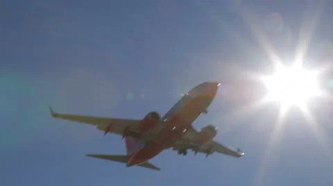 Airplane flying overhead 스톡 동영상 45895291