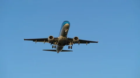 Airplane flying overhead Stock Footage 89832110