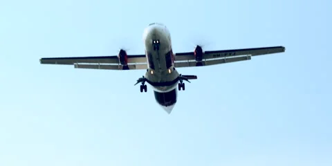 Airplane flying overhead Stock Footage 152574431