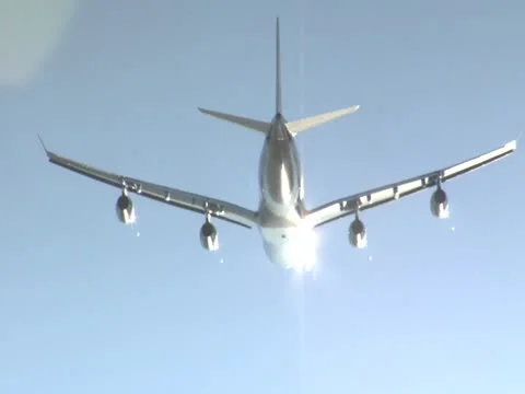 Airplane flying overhead with sun reflection Stock-Footage 18010610