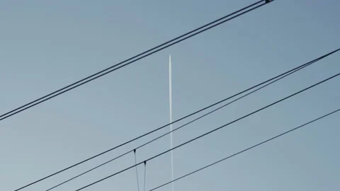 Airplane flying perpendicular in the sky Video stock 172098501