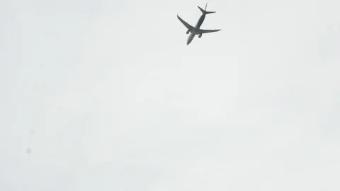 Airplane Flying Up in the Sky Vídeos de archivo 105149260