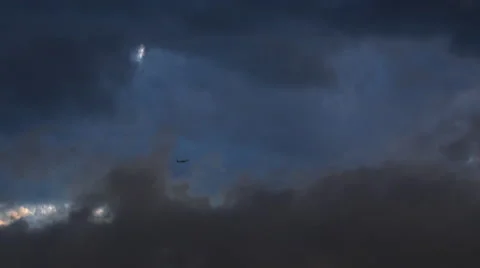 Airplane Flying Through Clouds 4k 1 Видео 53233270