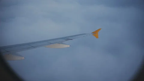 Airplane flying through clouds Vídeos de archivo 167604724