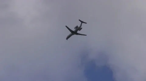 Airplane flying through sky Video stock 22916276