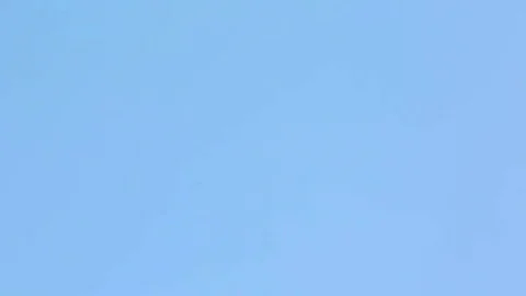 Airplane is flying through the sky Vidéo 76441595