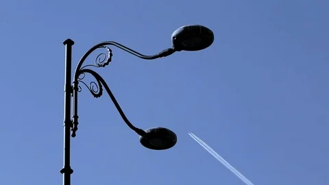 Airplane is flying through the sky Vidéo 76441663