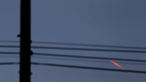 The airplane is flying through the sky 库存影片 76441824