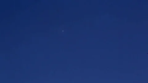 The airplane is flying through the sky Vidéo 76442086