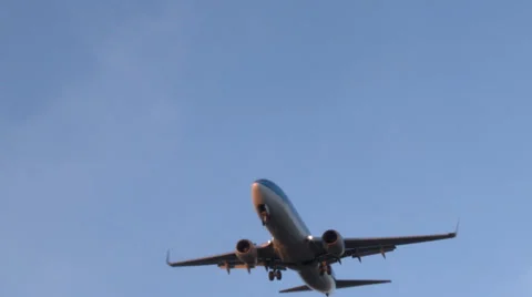 Airplane flying voerhead Stock Footage 37536416