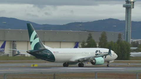 Airplane flyr boeing 737 max 8 accelerate take off oslo airport norway Video stock 212972161