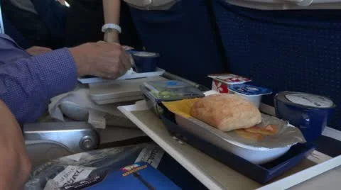 Airplane food for passengers Vídeos de archivo 12467289