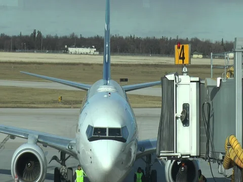 Airplane with gate moving to connect 스톡 동영상 82589314