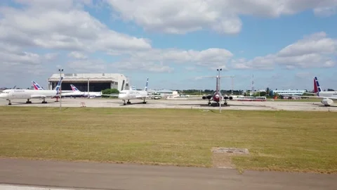 Airplane is landing to Cancun in Mexico from blue sky and clouds Vídeos de archivo 172520249