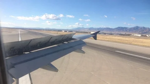 Airplane landing with flaps Vidéo 82465060