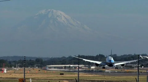 Airplane landing Stock Footage 790182