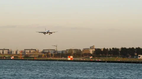 Airplane landing Stock Footage 58099493