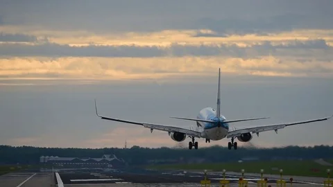 Airplane landing Stock Footage 76573286