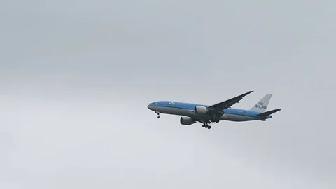 Airplane landing in front of clouds Stock Footage 76565731