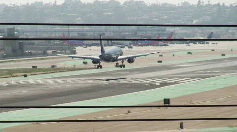 Airplane Landing HD Stock Footage 482959