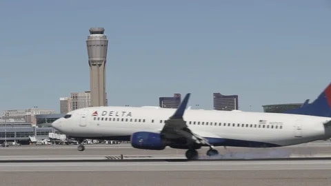 Airplane landing in las veas 스톡 동영상 101702353