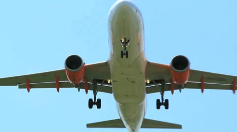 Airplane landing or take of overhead Видео 24776879