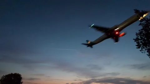 Airplane landing, real time 4 k Stock Footage 139410053