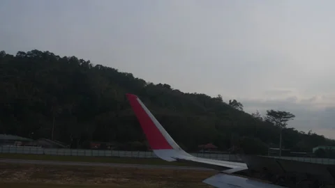 Airplane landing, view from the window Vidéo 277102183