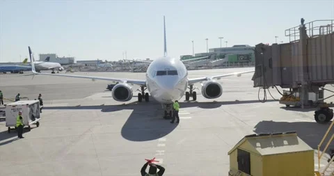 Airplane Moving to Terminal Unloading Locked Off Newark EWR Airport New Jersey 動画素材 250305467