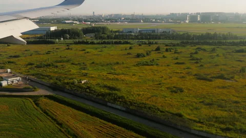 Airplane over the city, view from the window Video stock 235417416