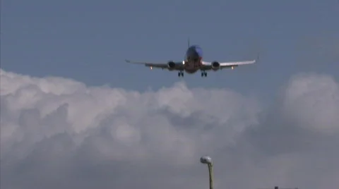 Airplane overhead 1 Video stock 412376