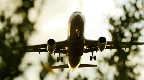 Airplane overhead shot - plane aircraft  - flight flying - traveling Vídeo Stock