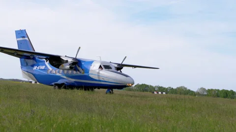 Airplane with Parachutists is Preparing to Take Off, Picking Up Speed by Grass Video stock 154459448