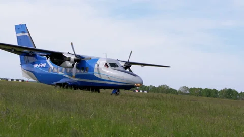 Airplane with Parachutists is Preparing to Take Off, Picking Up Speed by Grass Video stock 154496038