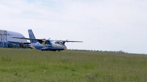 Airplane with Parachutists is Preparing to Take Off, Picking Up Speed by Grass Video stock 154512544