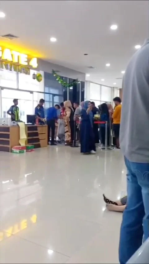 Airplane passengers are queuing at door 4 to immediately board the plane Stock Footage 273755690