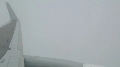 Airplane Passing Through Clouds 库存影片 81284021