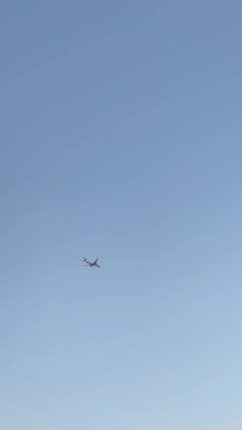An airplane passing through from left to right of the screen - vertical backg Stock Footage 164093519