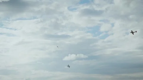 Airplane performing vertical dive with smoke trail in blue cloudy sky Vídeos de archivo 342760448