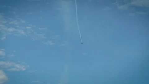 Airplane performing vertical dive with smoke trail in blue cloudy sky Vídeos de archivo 342760534