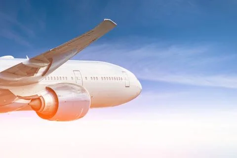 Airplane performs fly at flight level. View of the engine wing. Foto stock