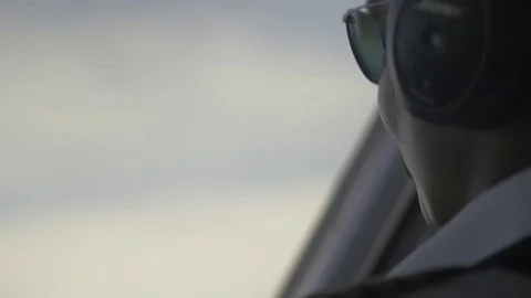 Airplane pilot in the cockpit. Vidéo 73217623