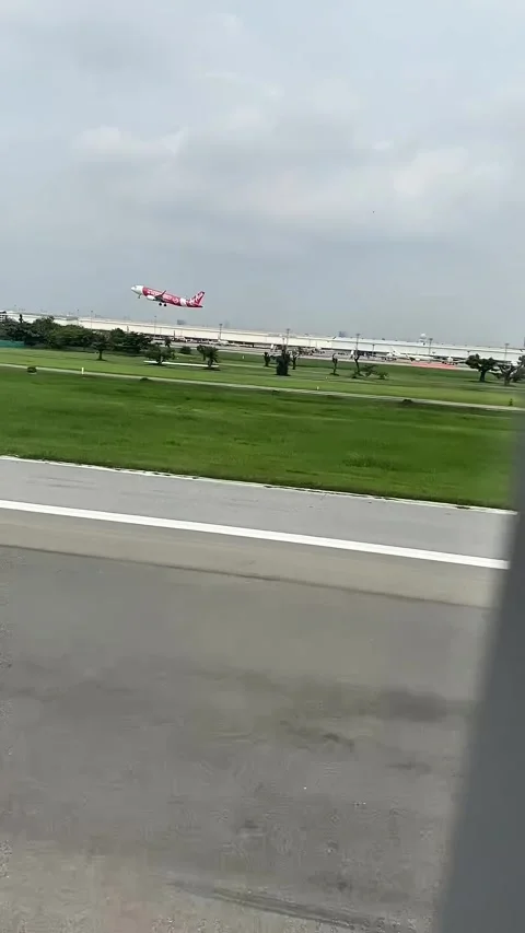 Airplane Preparing for Takeoff with Another Aircraft Departing in Background 2K Vídeos de archivo 336480373