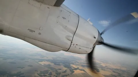 Airplane propeller in flight Vídeos de archivo 12428492