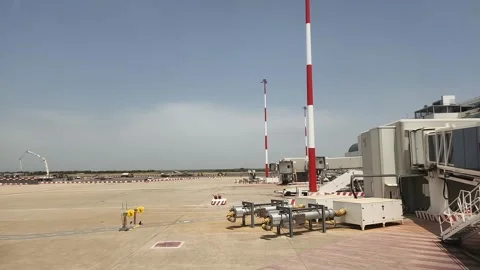 Airplane, pulling into airport parking 库存影片 242452305