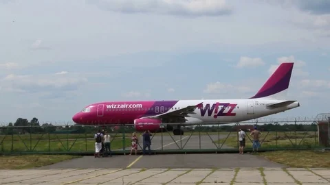 Airplane on the runway 库存影片 73270545