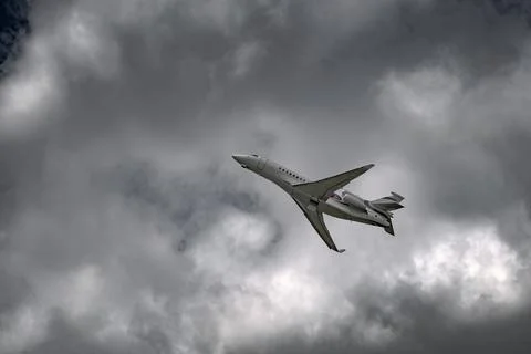 Airplane in the sky - cloudy day. Dramatic cloudy sky. Foto stock