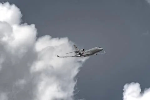 Airplane in the sky - cloudy day. Dramatic cloudy sky. Foto stock